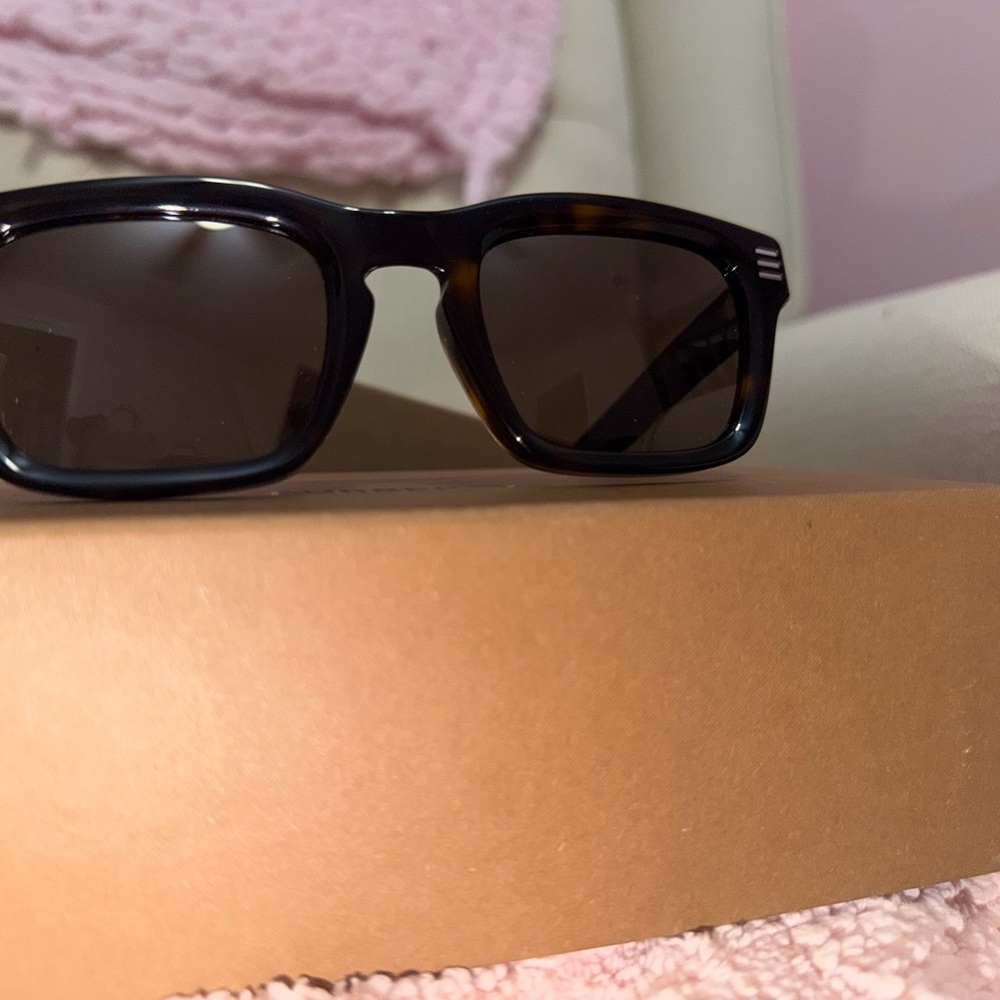 New Burberry Tortoiseshell Rectangular Sunglasses… - image 5